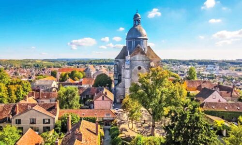 Travelling through time, hiking in the Provinois, Provins region