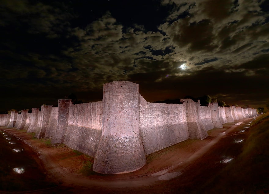 Illumination exceptionnelle des remparts de Provins, dans le cadre du partenariat entre Provins et la Citadelle de Thang Long d'Hanoï, au Vietnam, villes classées au Patrimoine Mondial