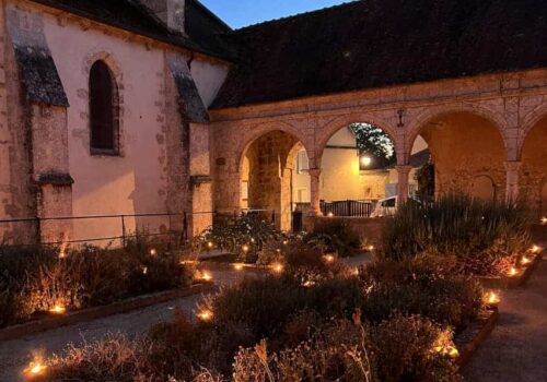 Donnemarie à la Bougie, une soirée en août : illumination du cloître et du jardin médiéval à la lueur des bougies, proche de Provins