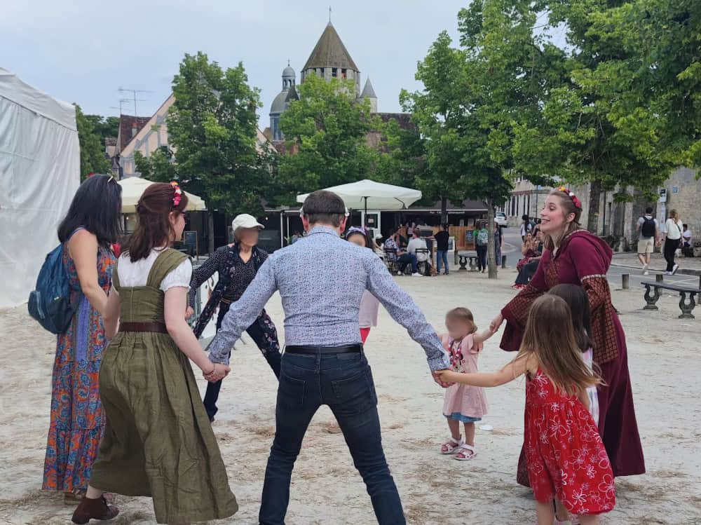Danses Médiévales, initiation gratuite pour tous sur la place du Châtel, à Provins
